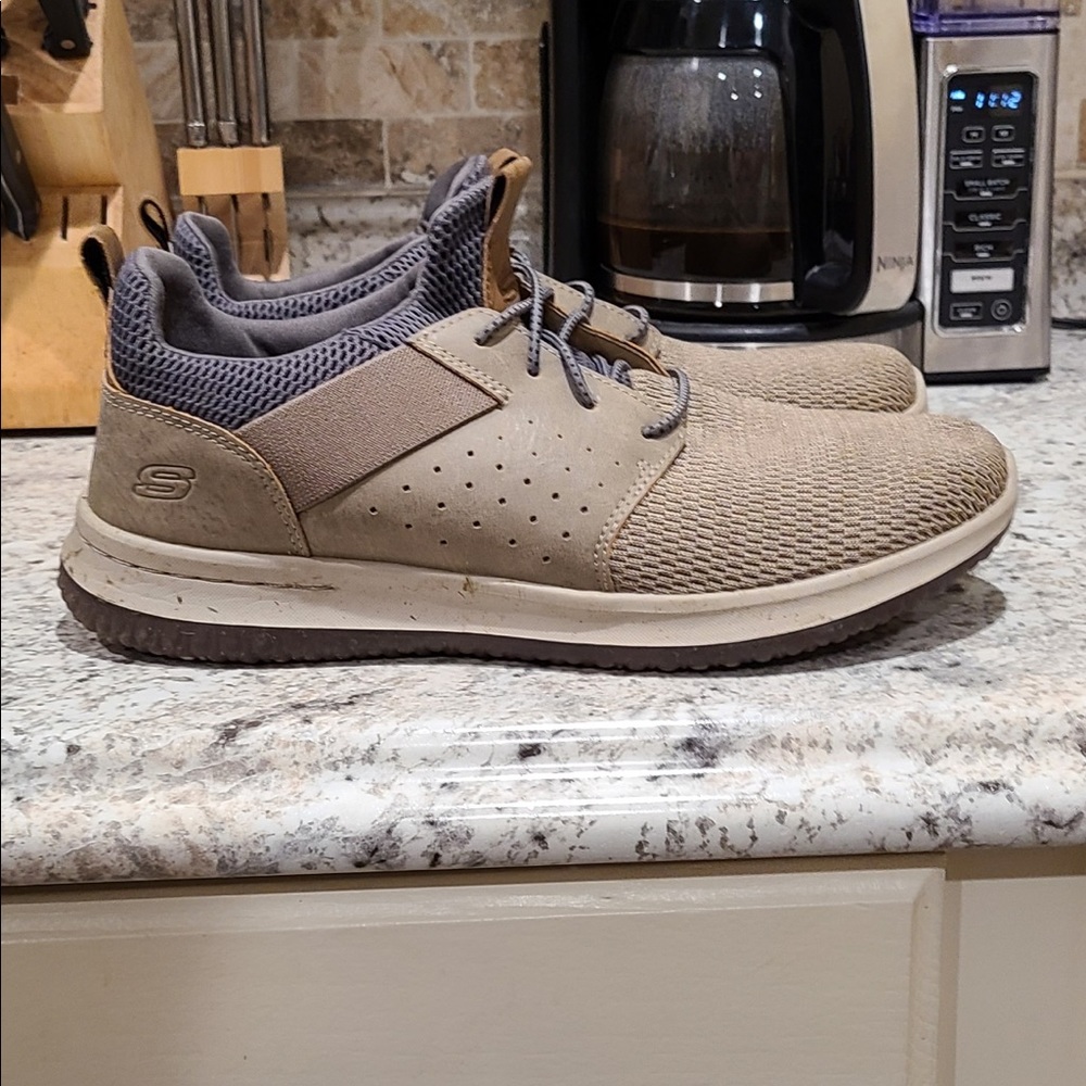 Men’s sketcher Delson size 10.5